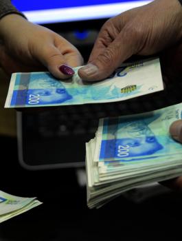 ضبط عملة مزورة في رام الله 
