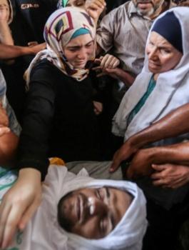 المئات يشيعون جثمان الشرطي الذي قتل في تفجير انتحاري برفح فجر اليوم