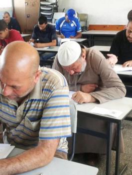 كبار السن في غزة يخضون حصص لمحو الأمية لحفظ القرآن والتعلم