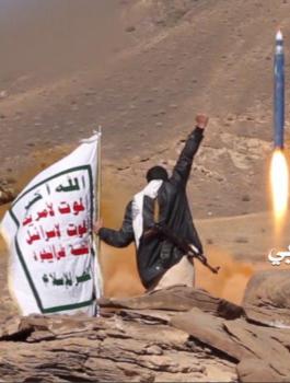 الحوثيون يقصفون قاعدة عسكرية سعودية 