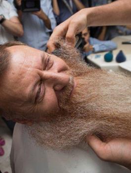 نائب تركي يوفي بوعد غريب