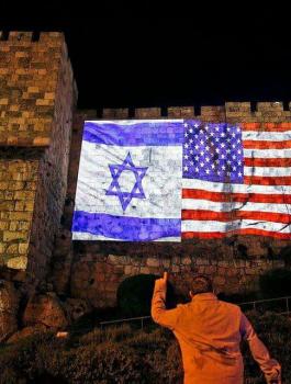 بلدية الأحتلال في القدس تنير الأسوار بالعلمين الأميريكي والاسرائيلي!