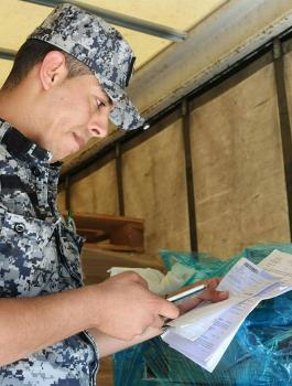 اتلاف مواد فاسدة واحالة تجار الى النيابة 