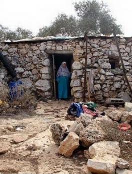 اخطارات بهدم عزبة أبو البصل غرب سلفيت