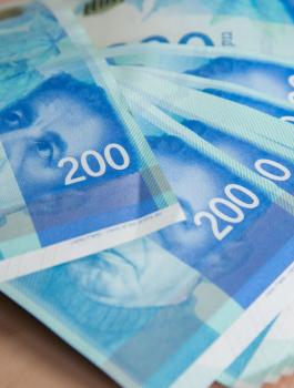 أسعار العملات: انخفاض طفيف في سعر صرف الدولار والدينار