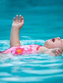 مصرع طفل 3 سنوات غرق في بركة سباحه بمنزله في جنين