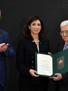 الرئيس يمنح جهاز الاحصاء الفلسطيني وسام الاستحقاق والتميز الذهبي 