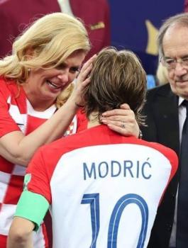 بكاء رئيسة كرواتيا بعد فوز فرنسا بكأس العالم 