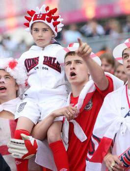 بريطانيا تمنع 1300 مشجع من السفر للمونديال