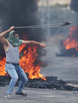 اصابات في مواجهات مع الاحتلال بالضفة الغربية وقطاع غزة 