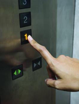 وفاة مسنة في سقوط مصعد 