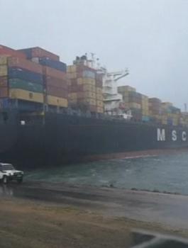 بالفيديو: عاصفة قوية تسبب إزاحة سفينة شحن ضخمة بجنوب افريقيا