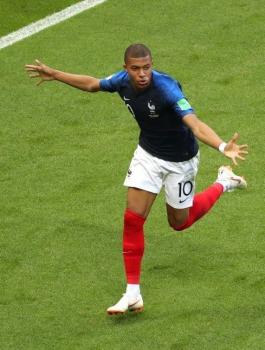 مبابي وهدية بيليه 