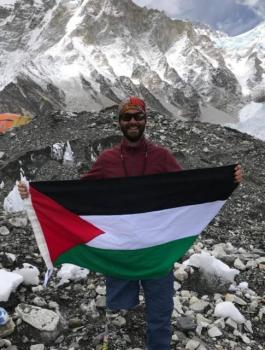 فلسطيني ينجح في صعود جبل "إيفرست" بقدم واحدة