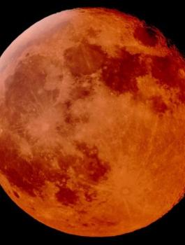 خسوف كلي للقمر 