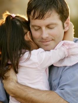 فوائد حضن الوالدين لأطفالهما 