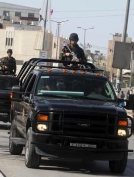 شجار عائلي يتخلله تراشق بالزجاجات الحارقة شرق الخليل.. والأمن يدفع بتعزيزاته