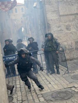 الشرطة الاسرائيلية تقتحم الأقصى 