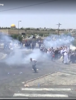 جندي اسرائيلي يركل مصلي فلسطيني بالقدس 