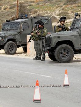 حواجز اسرائيلية في الخليل 