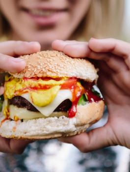 تناول الطعام بسرعة 