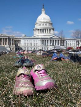 أمريكيون يضعون 7000 حذاء لأطفال