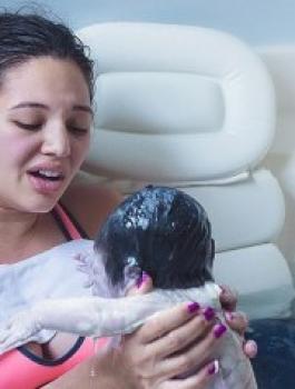 الولادة في حمامات السباحة