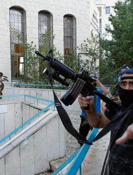 مواطنون يتصدون لاقتحام المستوطنين شمال رام الله