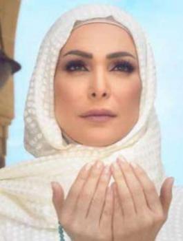 منى حجازي تؤدي فريضة الحج 