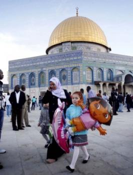 Thousands-of-Muslim-worshippers-arrive-to-Eid-prayers-at-the-al-Aqsa-Mosque-in-Jerusalem-on-the-first-day-of-the-muslim-holiday-of-Eid-al-Adha-618x412