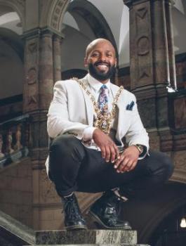 عمدة مسلم لمدينة انجليزية يشعل مواقع التواصل الاجتماعي بتصرفاته