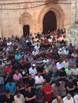 آلاف المقدسيّين يؤدون الصلاة بمحيط الأقصى رغم إجراءات الاحتلال