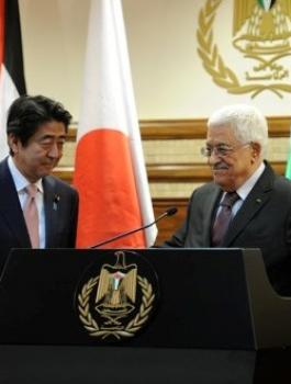 الرئيس-محمود-عباس،-خلال-مؤتمر-صحافي-مع-رئيس-وزراء-اليابان-شينزو-ابي.-500x330