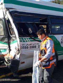 20 إصابة بحادث سير بين حافلة فلسطينية وأخرى للمستوطنين على طريق نابلس- رام الله