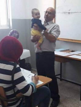 صورة تشعل مواقع التواصل الاجتماعي لمحاضر جامعي يحمل طفلة لطالبة أثناء امتحانها 