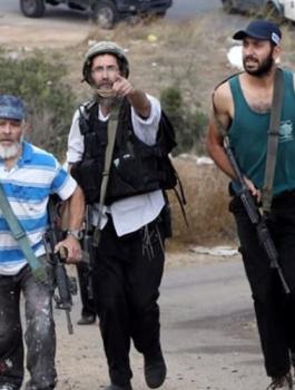 المستوطنون وقاطفي الزيتون في ام صفا 