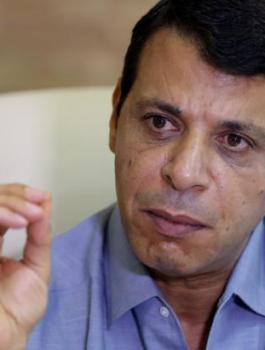 كاتب اماراتي ومحمد دحلان 