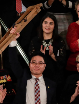 ترامب يستقبل مجموعة من الكوريين الشماليين الفاريين من بلادهم