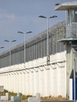 بناء اربع معتقلات اسرائيلية 