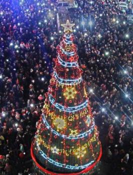 اضاءة شجرة الميلاد في رام الله 