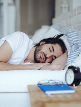 العدسات اللاصقة والنوم 