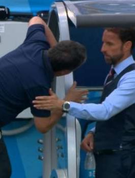 مدرب بنما يرد على صورته التي فيها وكأنه يطلب من المدرب الانجليزي عدم تسجيل مزيد من الأهداف