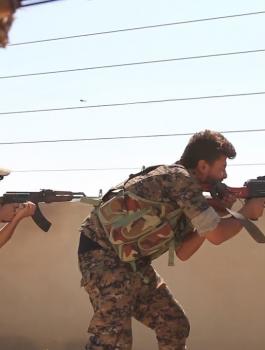 مقتل 34 جندياً من الجيش السوري بهجوم لداعش بالرقة