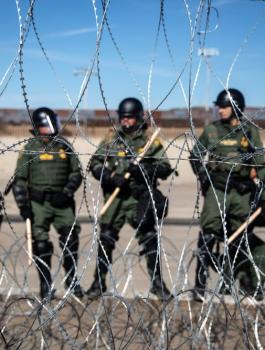 قوات امريكية قرب الحدود مع المكسيك 