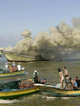 الاحتلال يستهدف ويلاحق الصيادين 