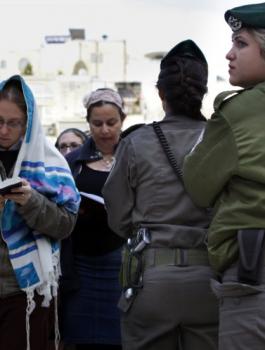 مجندات في الخليل 