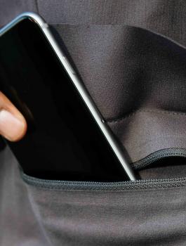 القبض على شاب ووالدته بتهمة سرقة ونشل هواتف محمولة في الخليل