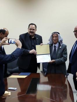 صيدم يسلم المعمر أبو عجمية شهادة 