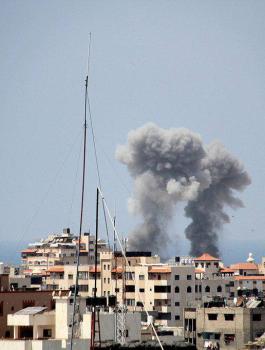 قصف نفق هجومي بغزة 