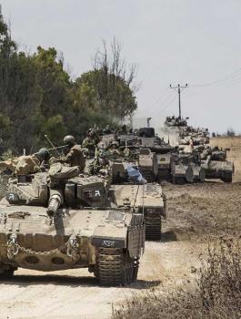 دبابات وجرافات وشاحنات إسرائيلية تحمل مياه عادمة تجرف وتضخ المياه شرق قطاع غزة